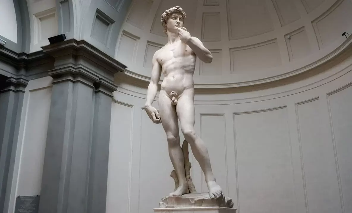 Statuja e burrit të zhveshur dhe zgjerimi i penisit